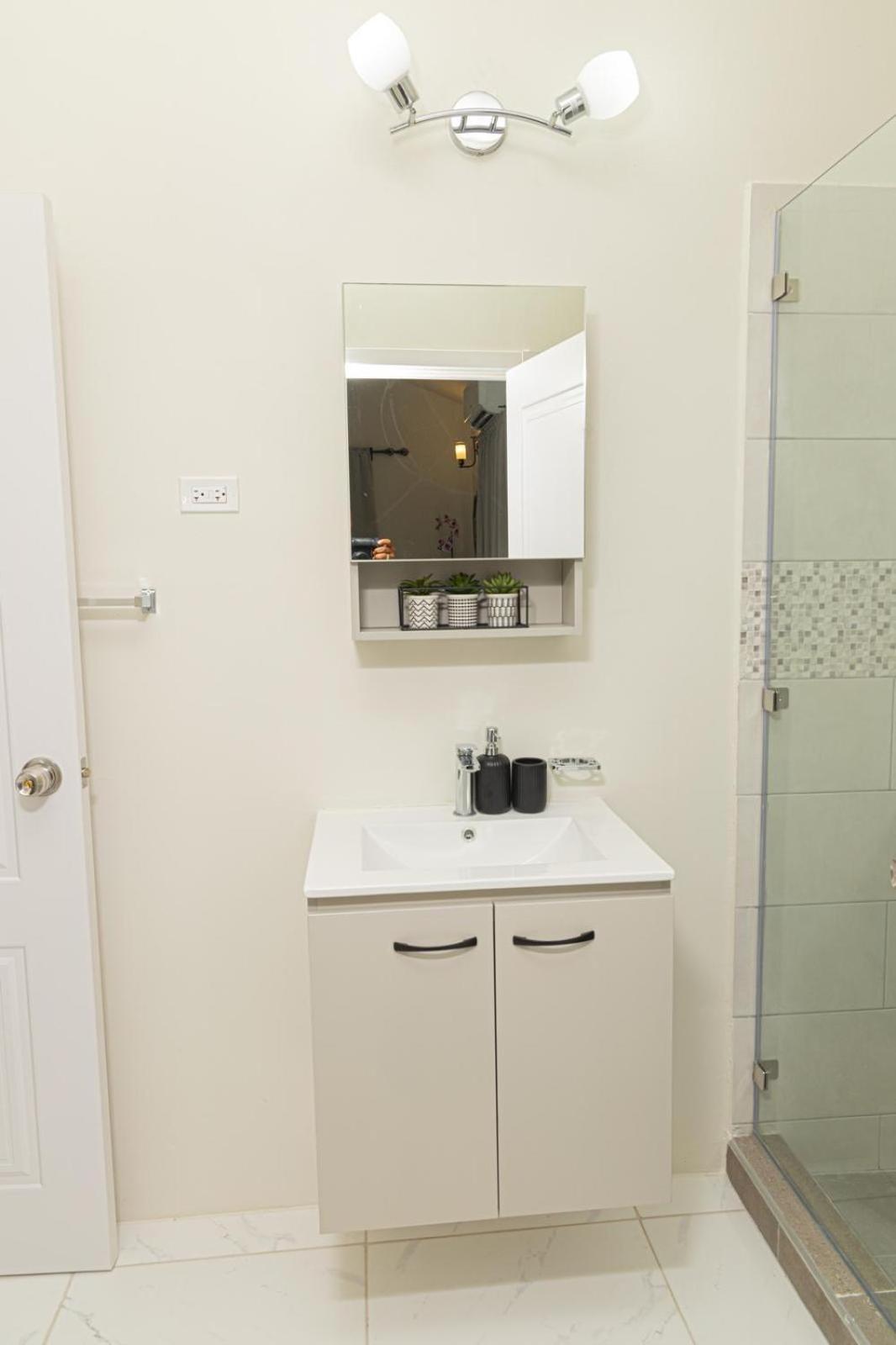 Phoenix Park Villas - Portmore - 10Mins To Beach Buitenkant foto