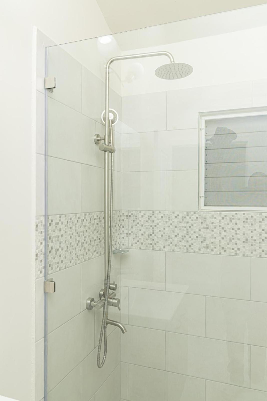 Phoenix Park Villas - Portmore - 10Mins To Beach Buitenkant foto