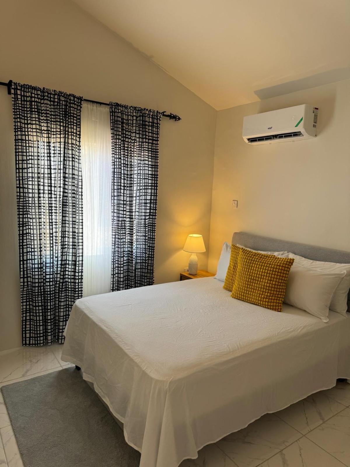 Phoenix Park Villas - Portmore - 10Mins To Beach Buitenkant foto