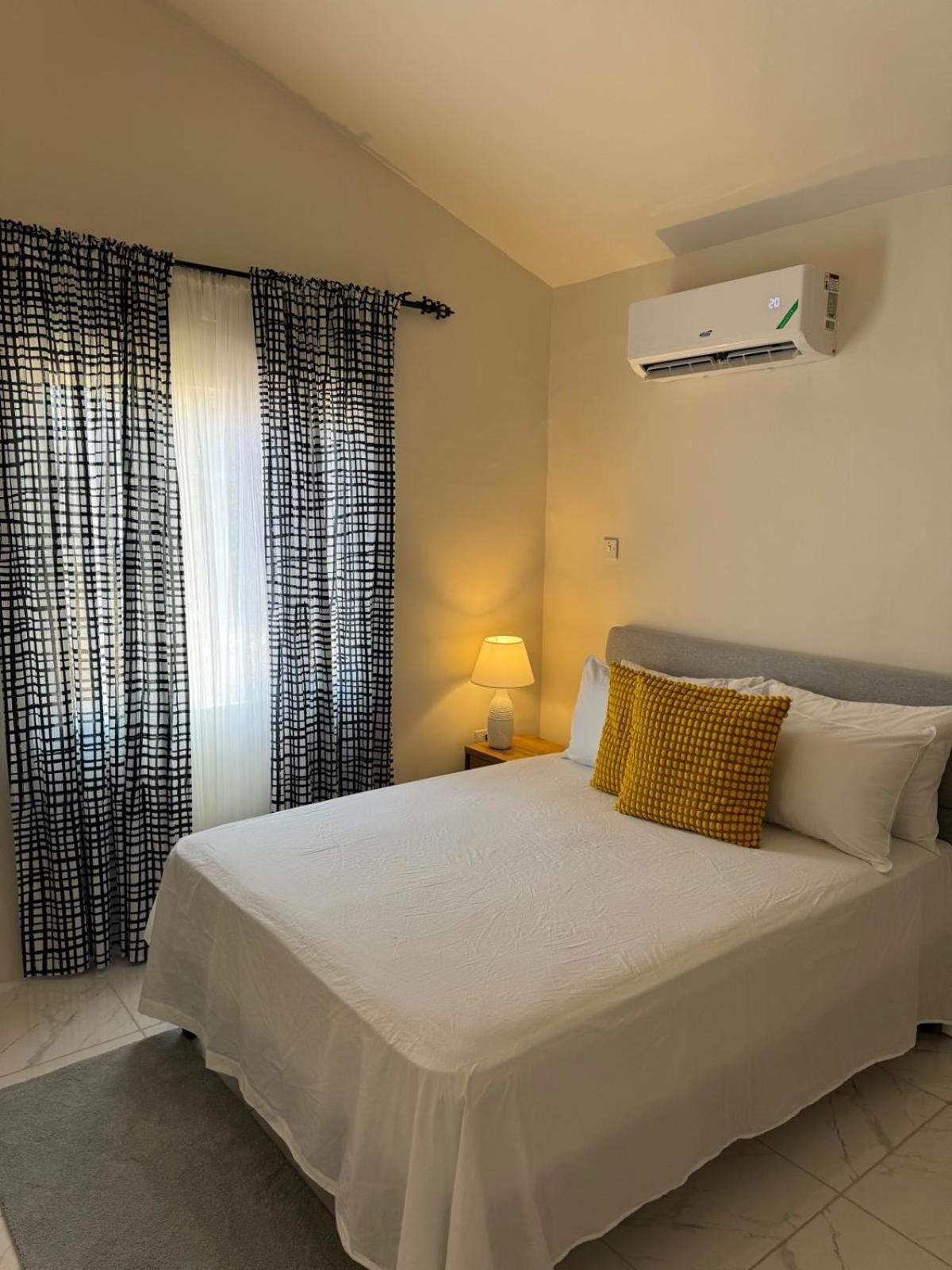 Phoenix Park Villas - Portmore - 10Mins To Beach Buitenkant foto